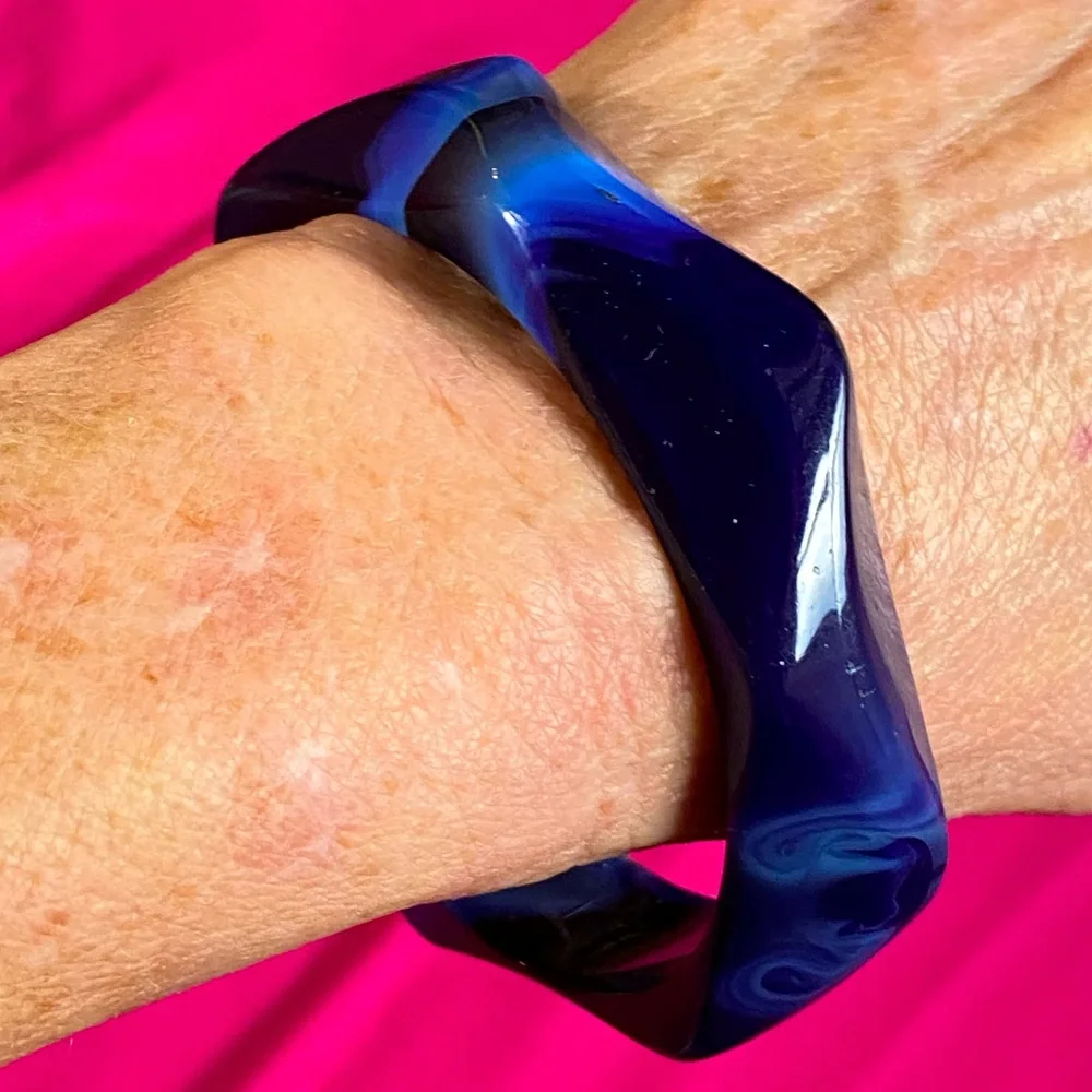 Two VTG lucite bracelets,blue marble geo carved bangle,stretch tile blue pink - Picture 7 of 11
